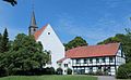 Die Stiftskirche und das angrenzende Stiftshaus (einst: Kloster Leeden)