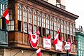 Balcones en la Alameda Chabuca Granda adornados con banderas y escarapelas.