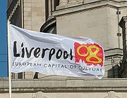 Liverpool Eurpa Kulturlis Fvrosa cmt hirdet zszl a kiktben, a Port of Liverpool Building eltt. 