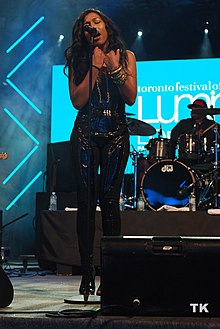 Фиона выступает вживую в Luminato в 2010 году