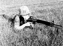 SAD vojnik radi vježbu M16A1 puške s dvonošcem. 1976. g.