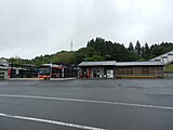 駅舎と、一般道と専用道の境に設置されたバスのりば（2013年6月29日）