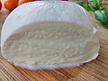 Mozzarella tallada per la meitat.