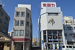 正文館書店（左）と永田や仏壇店康生店（右）