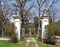 Blick vom Schlosshof in den Park. Im Hintergrund der Monopteros