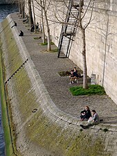 En contrebas du quai.