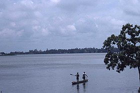 Piroguiers en baie d'Abidjan en 2005.