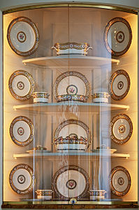 Pièces du service « à frise riche en couleurs et riche en or » livré par la manufacture pour la reine Marie-Antoinette en 1784.