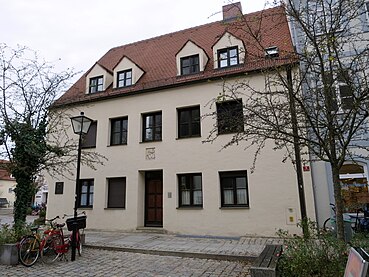 Wohnhaus Stangassingers von 1881 bis 1884 am Rindermarkt 9 in Freising (vor linker Hausecke: Gedenktafel zu seinen Ehren)