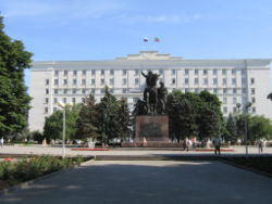 Памятник красноармейцам и здание Администрации Ростовской области