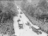 砲兵トラクター型のスキャメル パイオニア。1946年6月、ロンドンでの戦勝記念パレード。