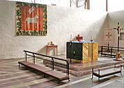 Koret med altare och altarskrank.