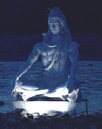 Statua situata in Rishikesh, India. Śiva viene spesso rappresentato nel suo aspetto ascetico.