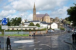 Downpatrick, pohled ze Stream Street na Saint Patrick´s Avenue a kostel svatého Patrika na Racecourse Hill