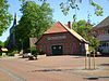 Steimbke – Rathausplatz; im Hintergrund die Kirche