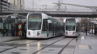 Deux trams à la porte de Vincennes.