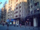 Locales comerciales en el primer piso de los edificios e ingreso a la estación Baquedano del Metro de Santiago.