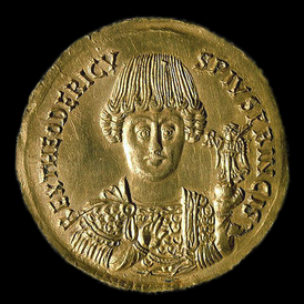 Золотая монета (тремисс) с изображением Теодориха Великого (сохранился один экземпляр). Национальный музей Рима.