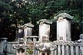 墓碑、右端より、9代斉房と夫人の幸姫、5代吉元と夫人の品姫。