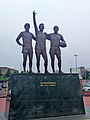 The United Trinity, la statue représentant Best, Law et Charlton.