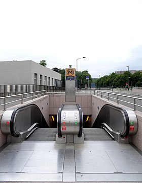 Bouche d'accès à la station.