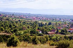 Fshati Gerçar me xhaminë në sfond