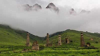 Permukiman Niy Kuno di Ingushetia, Rusia. Arsitektur sejenis ini dikenal sebagai arsitektur menara Vainakh, sedangkan menara seperti ini lazim digunakan untuk tujuan militer dan sebagai tempat tinggal, serta banyak ditemukan di Ingushetia dan Chechnya.