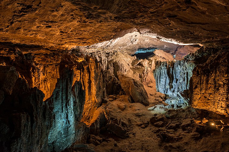 Внутри Юрьевской пещеры в Татарстане