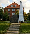 Pomnik na rzecz pokoju przed koszarami dawnego obozu Heimkehrerlager Gronenfelde