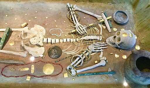 Esqueleto junto con sus adornos de oro, procedente de la necrópolis de Varna.