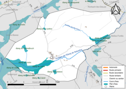 Carte en couleur présentant le réseau hydrographique de la commune