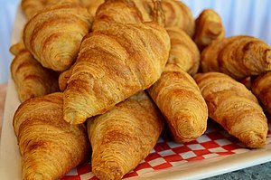 Roti bulan sabit (Bahasa Perancis: croissant [kʁwa.sɑ̃]), sejenis pastri berkelopak yang berasal dari Perancis.