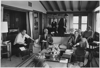 Presidente Lyndon B. Johnson em reunião com secretários e assessores em Camp David.