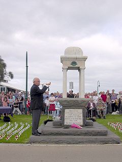 Port Melbourne, Victoria'da ANZAC Günü dolayısıyla Last Post seramonisi, 25 Nisan 2005. Bu seremoni Avustralya'nın hemen hemen tüm banliyo ve kasabalarında her sene tekrarlanır.