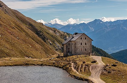 Vista do museu Alte Pforzheimer Hütte (2 256 m), um antigo refúgio de montanha situado à margem do lago Pforzheimer, Malles Venosta, Bolzano, Itália (definição 4 952 × 3 226)
