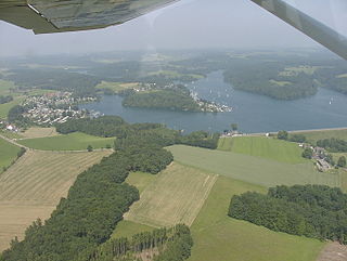 Luftaufnahme von der Bevertalsperre im Rückenland