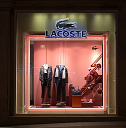 La boutique Lacoste des Champs-Élysées, à Paris. (définition réelle 3 264 × 3 301)