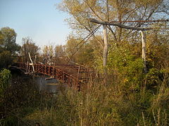 Пешеходный мост через реку Тускарь в деревне Мешково