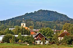 Pohled na Brniště od východu, v pozadí vrch Tlustec