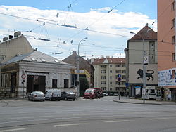 Křídlovická ulice, vpravo budova České spořitelny s mozaikou modrého lva