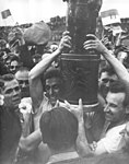 Гравці клубу «Хемі» (Галле) з трофеєм після перемоги у 1962 році.