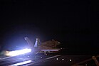 Ein F-18-Kampfflugzeug der US-Navy hebt am 12. Januar 2024 vom Flugzeugträger USS Dwight D. Eisenhower zu den Angriffen auf Huthi-Kräfte im Jemen ab KW 12 (ab 17. März 2024)
