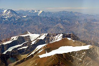 Drei der vier Sechstausender der Bergkette hintereinander in einer Reihe: Alma Negra, Mesa und Mercedario (v. l. n. r.)