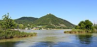 Leopoldsberg (za ním Kahlenberg) s Dunajem, tehdejší místo obrany ÖJV