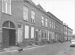 Zuidzijde van het westelijke deel van de Davidstraat. Op de achtergrond (bij de overgang naar de toenmalige Achterweg) een blok dat bleef staan.