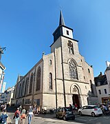 L'église Saint-Gérand du Palais à Belle-Île-en-Mer, avec la place de l'Hôtel de Ville et la rue de l'Église à gauche.