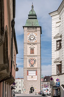 Das Wahrzeichen von Enns, der Stadtturm, dient nach wie vor als Glocken- und Uhrturm und wird auch als Aussichtsturm genutzt