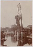 Daglichtcollodiumdruk vervaardigd door industrieel fotograaf Gustaaf Oosterhuis (1858-1938) van de ophaalbrug in de Hoogte Kadijk, ca 1903