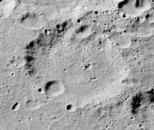 Blick auf den Krater, Norden ist oben rechts. Unten rechts ist der Nebenkrater Espin E zu sehen.