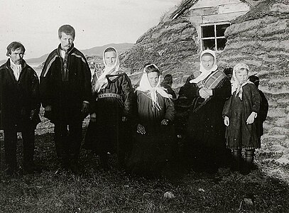 Samisk familiegruppe i Laksefjord i 1909. Kvinner og jenter ber skaut.